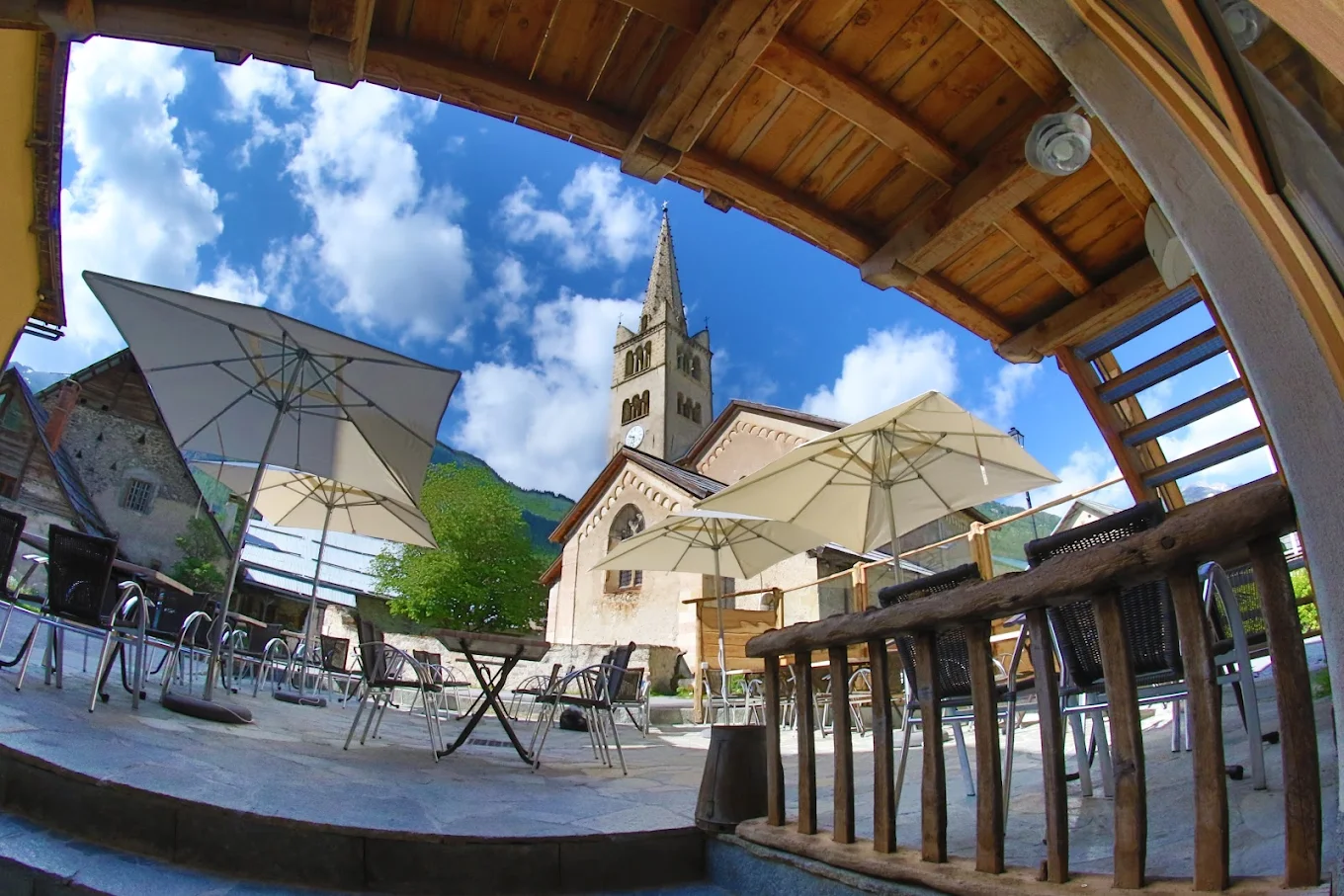au-vialaou-névache Le restaurant/bar et gîte le Vialaou fait face à l'église de Névache, dans le hameau de Ville-Haute