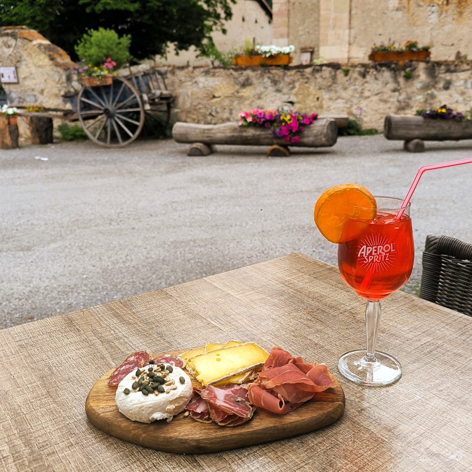 terrasse-vialaou-nevache en terrasse au restaurant bar le Vialaou à Névache